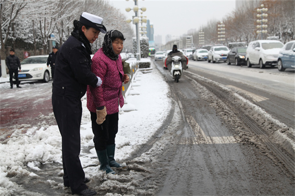 商丘市公安局交警支队积极应对雨雪冰冻天气，确保“春运”安全