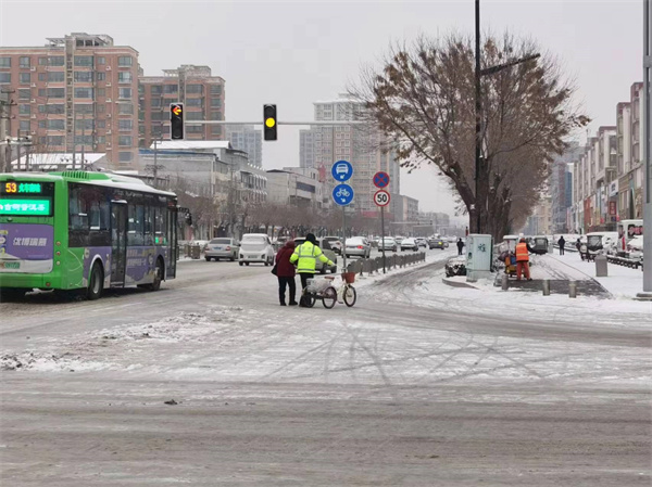 商丘市公安局交警支队积极应对雨雪冰冻天气，确保“春运”安全