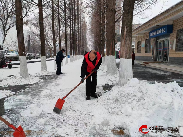 西平县：清雪除冰促通畅 法院干警在行动